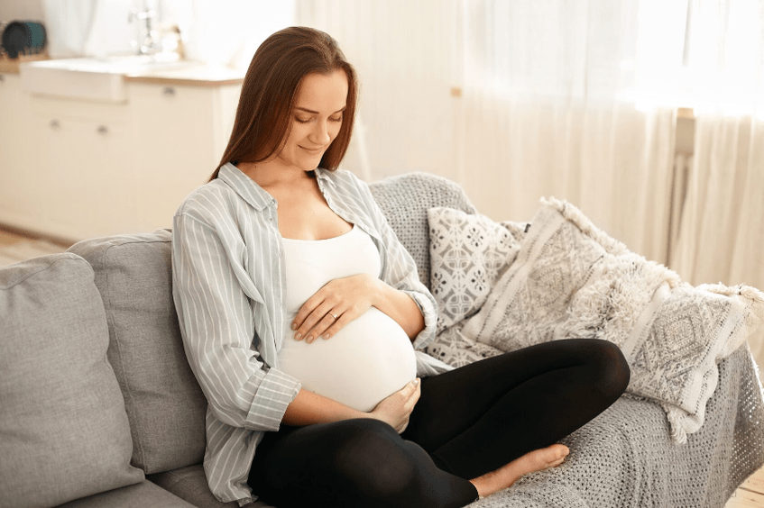 استراحت منظم به زن باردار کمک می کند تا کمردرد در ناحیه کمر را تسکین دهد