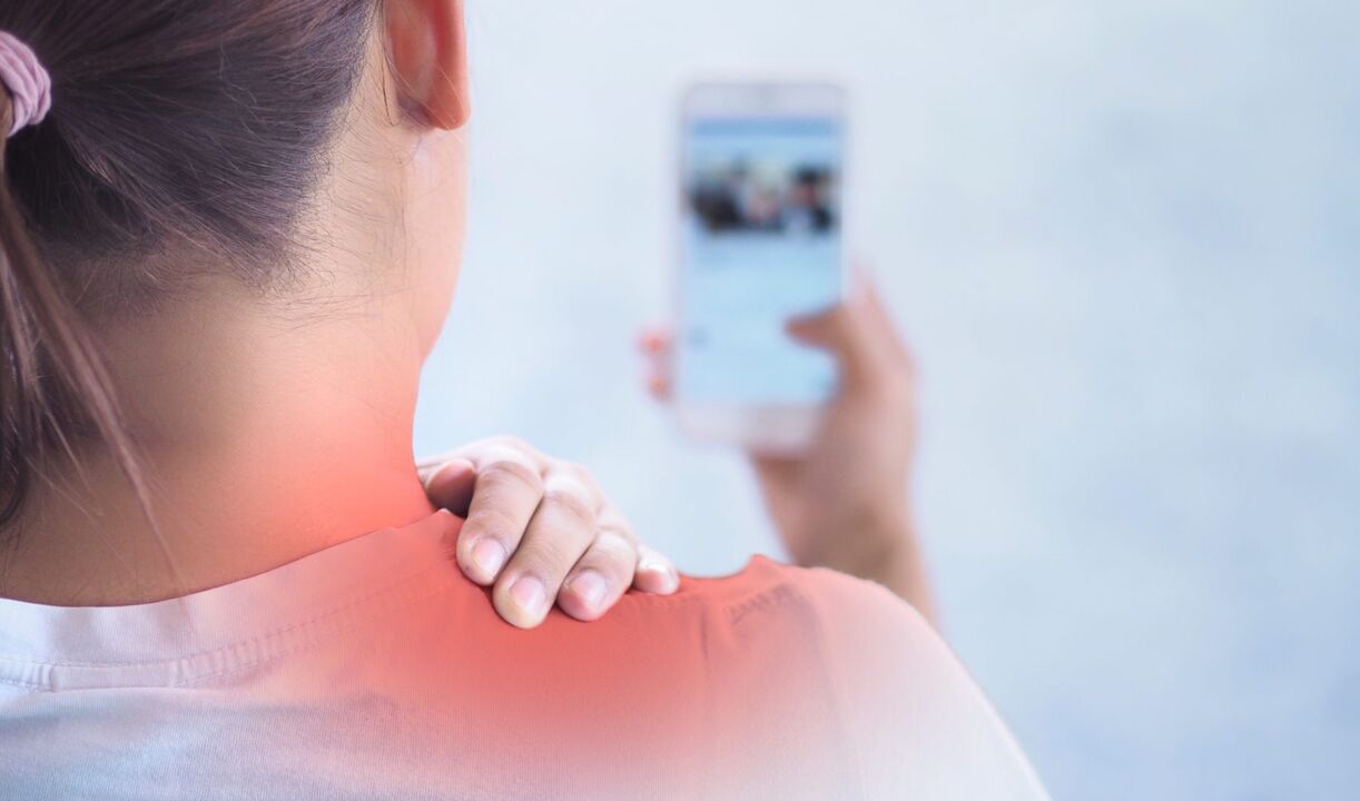بیشتر اوقات، گردن به دلیل وضعیت نادرست بدن درد می کند، به عنوان مثال، اگر فردی برای مدت طولانی از تلفن هوشمند استفاده کند. 